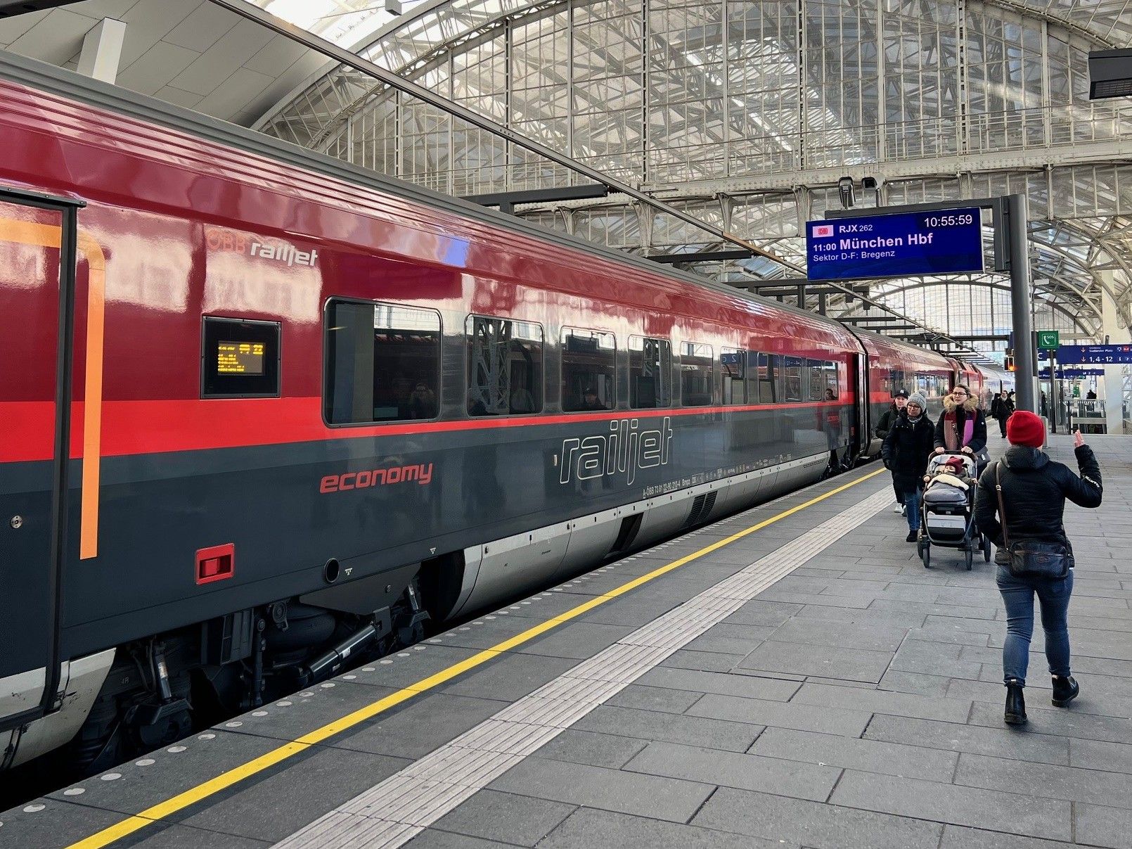 Railjet at Salzburg
